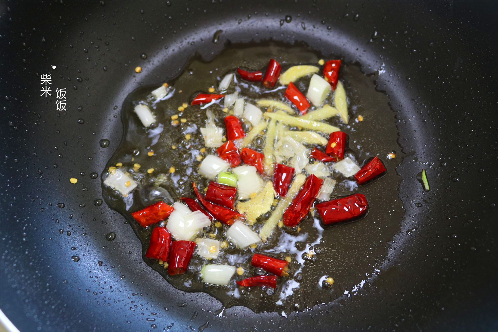 杏鲍菇|杏鲍菇别总炒肉了,搭配这两种食材,大火一炒,比炒肉更香