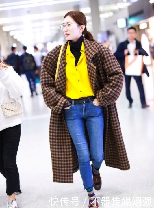 今年大衣流行这样穿，造型很显气场，内搭的处理很关键