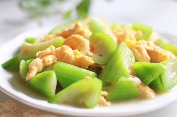 炒丝瓜时别直接下锅，牢记2个技巧，出锅翠绿不发黑，脆爽又鲜香