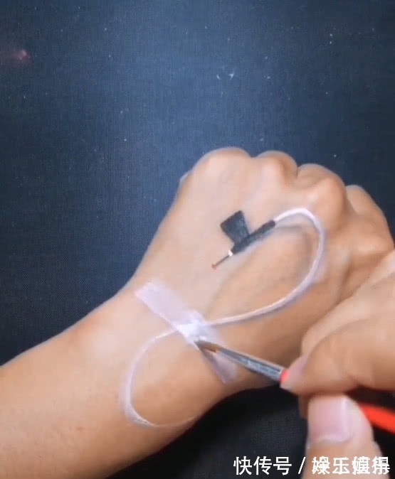 美术生@为了请假实在是太拼了!美术生在手背上造假,看到成品老师笑了