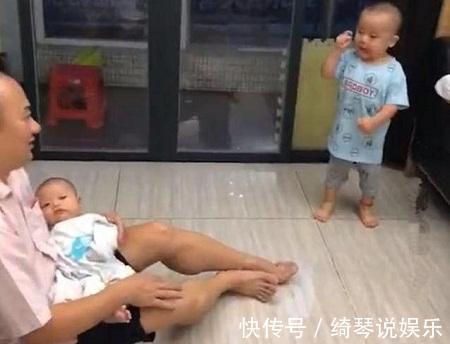 二胎政策|3岁宝宝看到爸爸抱着7个月的妹妹,一气之下破口大“骂”