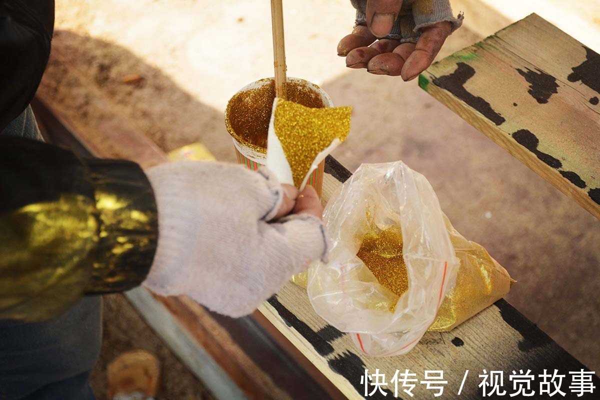 精雕!山村村民把枯树根捡回家,精雕细刻仔细打磨,万元不卖