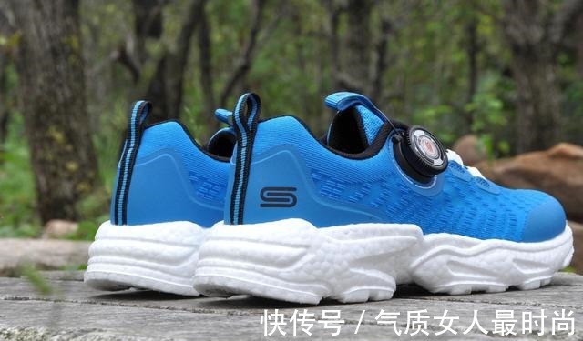 孩子们 这是一双适合中大童的跑鞋,轻弹透气,旋钮系带更方便穿脱!