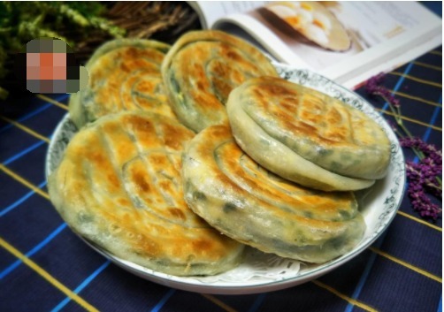  韭菜盒子饼又出新做法，层次丰富，酥脆醇香，一次五个没够吃！