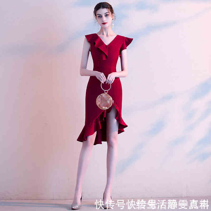气质美女|气质美女穿酒红色鱼尾连衣裙，绽放成熟女性的魅力