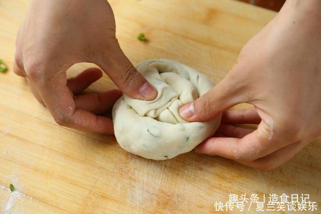  放凉|营养升级的鸡蛋葱花饼，不用油酥，个个酥脆又起层，放凉也酥软