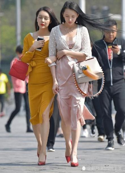 休闲装 闺蜜姐妹花颜值超高,连头发长度都一样,穿一身休闲装上街