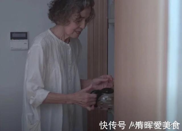 时尚|74岁日本奶奶凭穿搭火了！穿衣简单日常，用态度告诉你：何为时尚