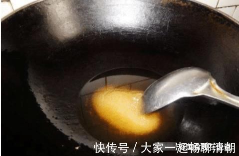 炒糖色时到底用水还是油?不懂的大厨教你一招,炒的糖色不苦不黑