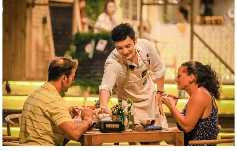 米线|《中餐厅5》有多假?客人吃到夹生米线忍气吞声,赵丽颖出手相助