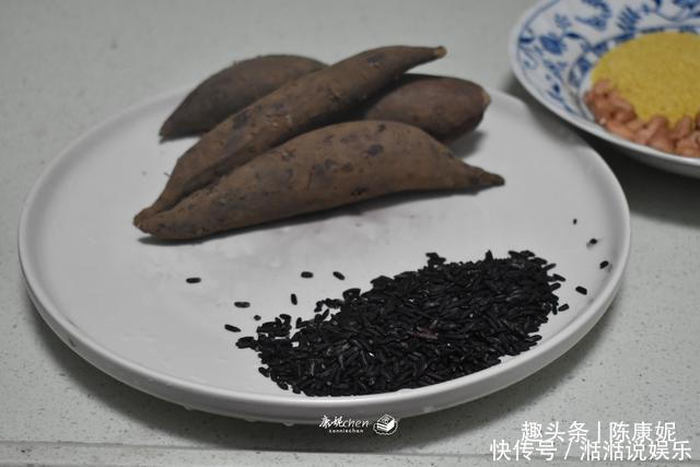  入秋|入秋了，早上喝粥好处多，五种食材煮粥，香滑浓稠，营养好消化