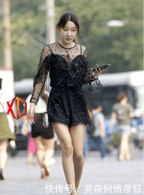 黑纱连体服|街拍:美女的背后风光,确实很迷人