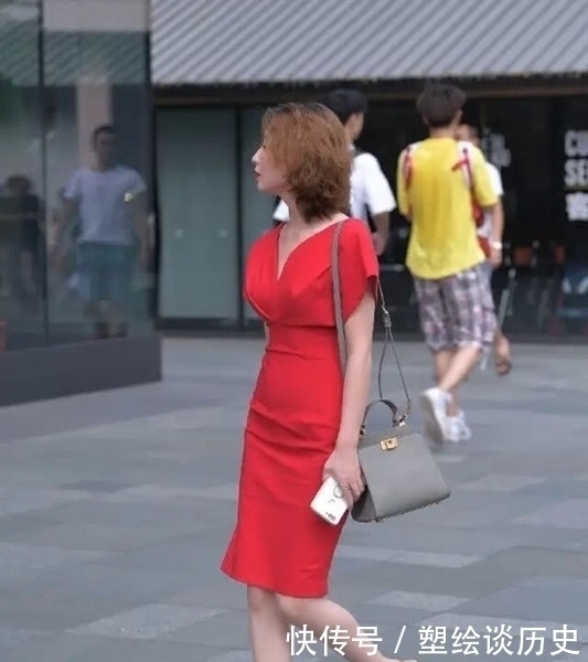 搭配|街拍,红色连衣裙的时尚美女,很好的展现优雅的气质与搭配