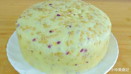 决定用燕麦片搭配一些食材做一款发糕，真的是太暄软了，松软香甜比面包还好吃，燕麦片你们都喜欢吃吗