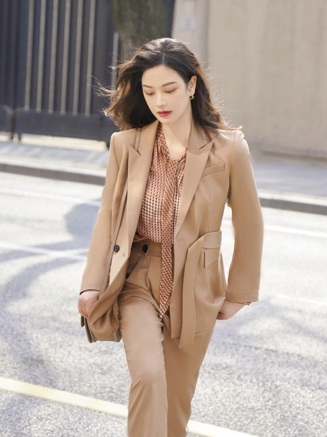 气质|女人少穿“大妈裤”,来看看4个实用九分裤搭配,演绎气质美