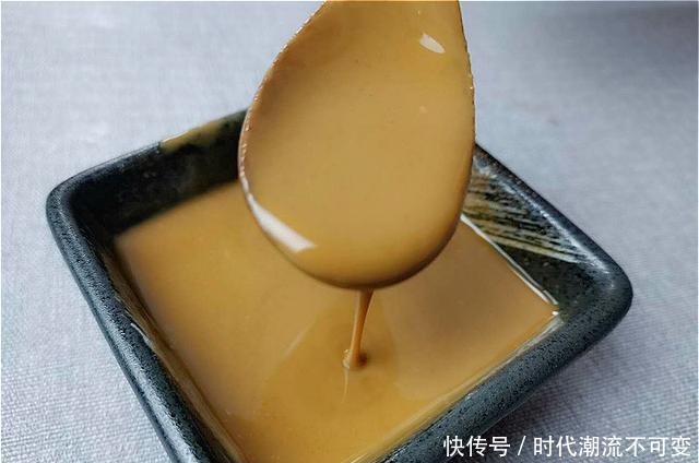 做凉面时,煮熟后过凉是大错!大厨这样做,面条更筋道,更有嚼劲