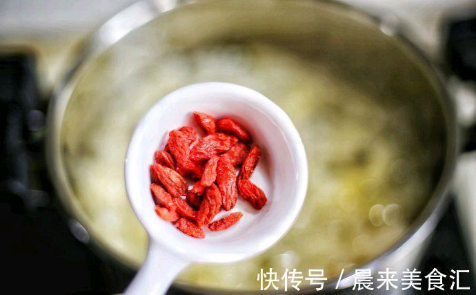 银耳雪梨羹|秋天多喝银耳雪梨汤，清甜滋润，炖一锅，全家都能喝