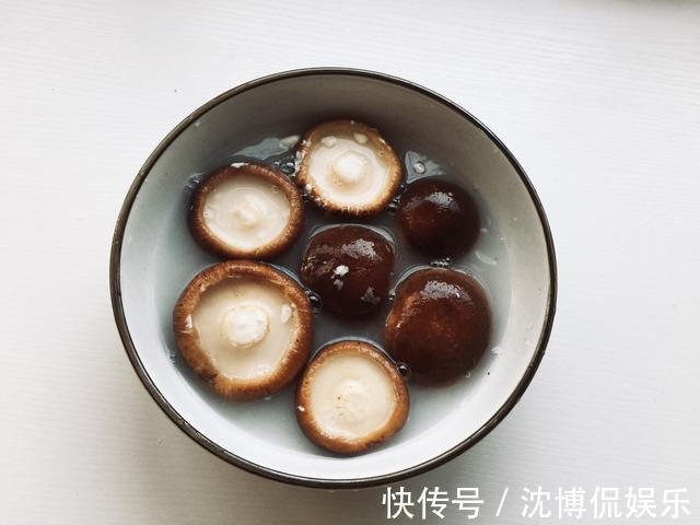 小虫子|香菇不能用水冲洗或焯水，正确方法可让脏东西乖乖溜走，2招学会