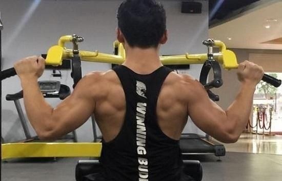 哑铃|以后训练背部肌肉,不能少了这4个动作,练背效果太强了
