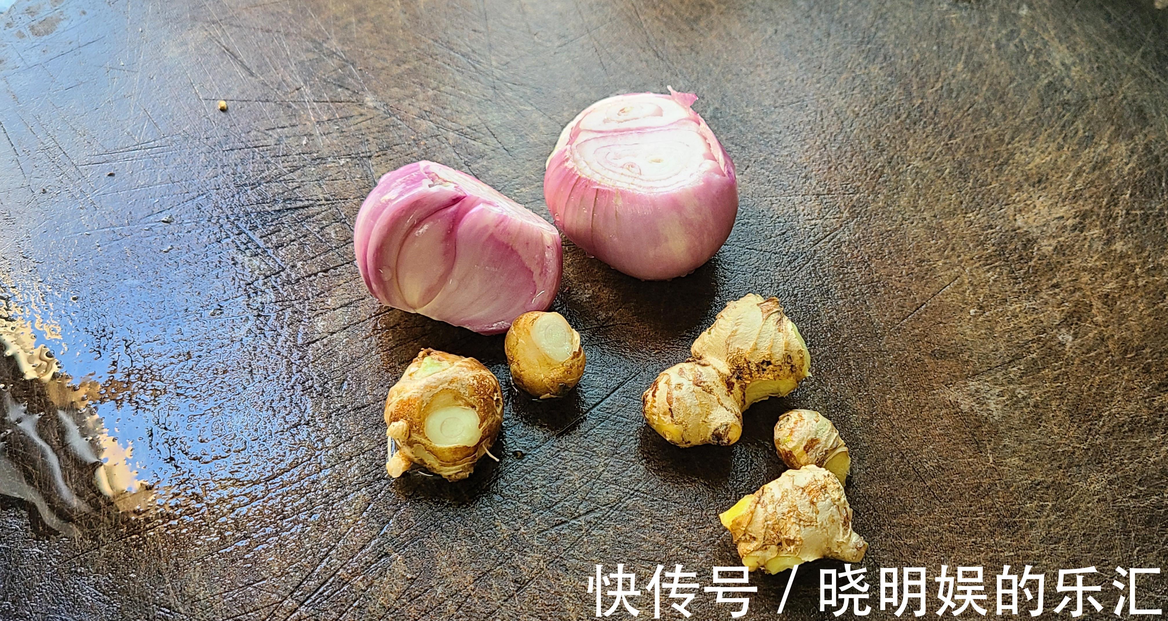 盐焗鸡|沙姜焗鸡煲，广东很好吃的一道美食，吃过都说香