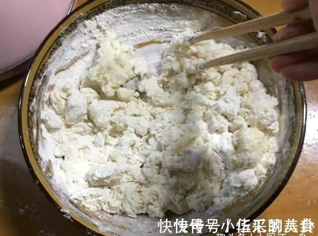 中筋面粉|怎么烙饼才能不硬？关键在和面，面点师教你3招，外酥里软又解馋