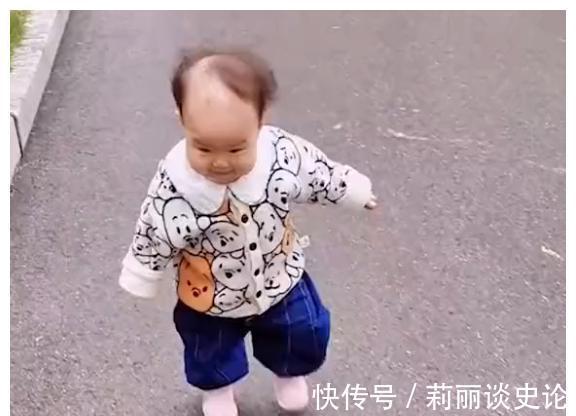 妈妈|湖北一妈妈带娃大风天出门,宝宝发际线太抢眼,网友:挺“秃”然