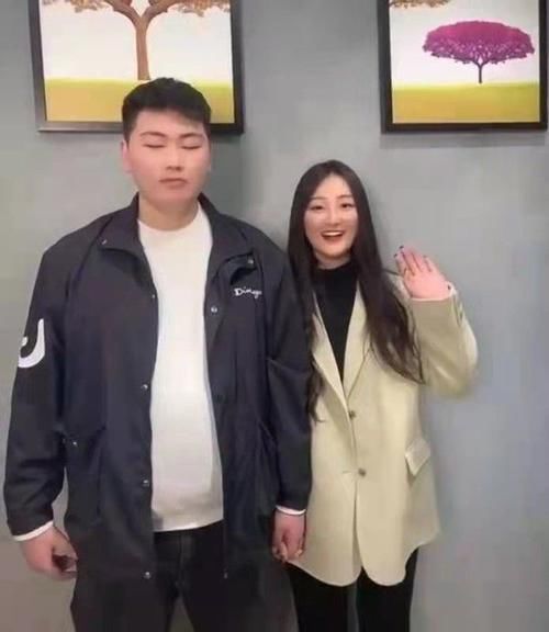 小白|别拿小白鞋搭大衣了，今年流行的3双鞋，舒服时髦，和大衣更相配