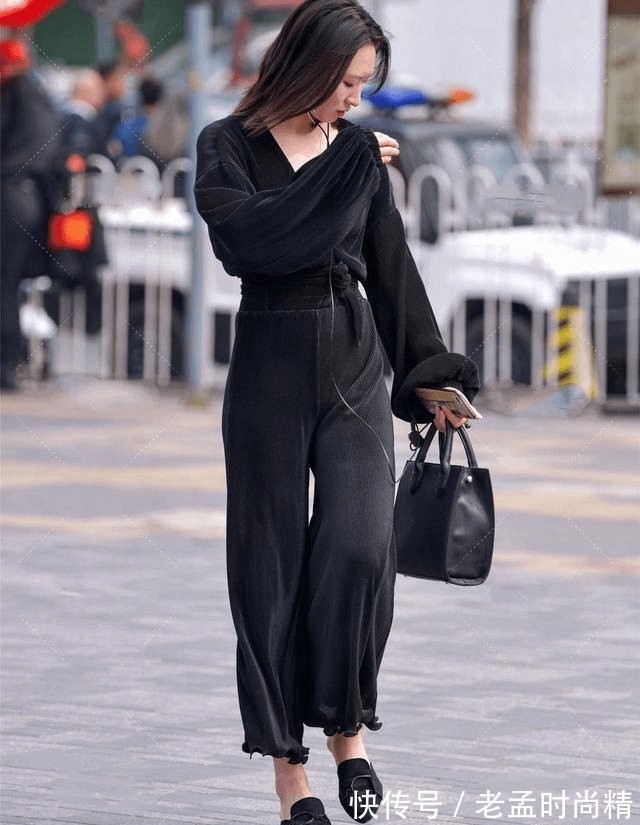 搭配 黑色包与呢绒服饰相配,以黑包为核心搭配