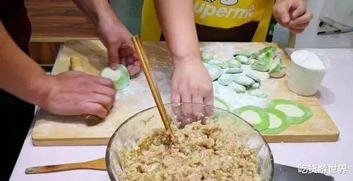 饺子包好后，直接放冰箱就“废了”，教你一招，饺子不粘连不开裂