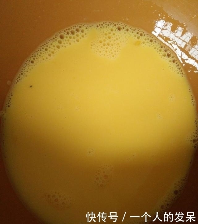 电饭煲蛋糕 起的非常高,材料只需4样 可香了松软好吃