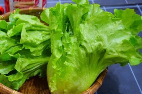 红辣椒|生菜一下锅焯水就发黑？大厨教我1招，生菜翠绿不发黑，更入味