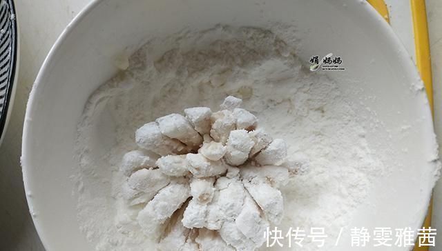 我家杏鲍菇从来不清炒，裹点淀粉这样做比肉更香，刚上桌就吃完了