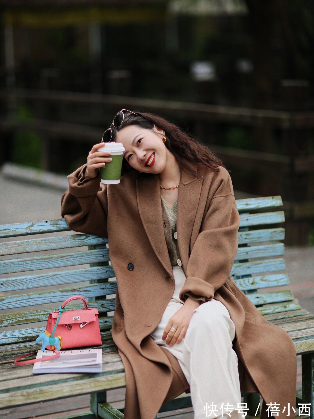 视觉效果|奔三奔四的女人,建议多穿“大地色大衣”,搭配裤子、裙子真高级