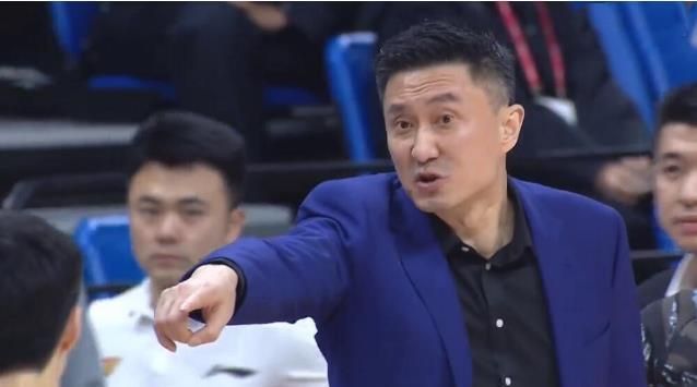 周鹏|还剩2分钟,对方都上替补了,大比分领先的广东男篮,不敢换主力