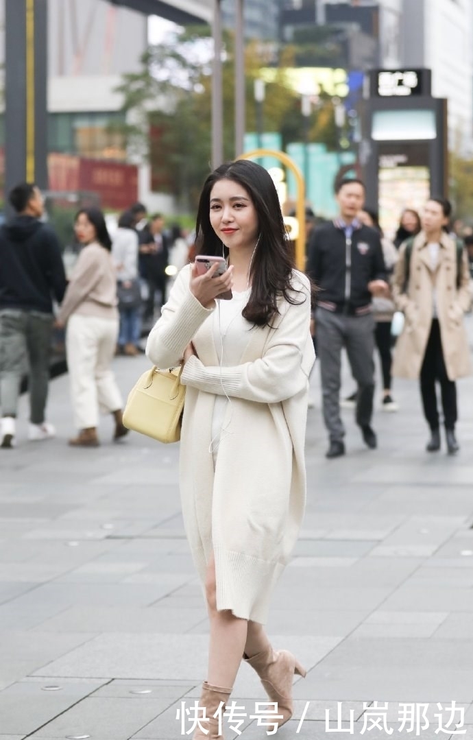 穿着|连衣裙外搭杏色的毛呢大衣,整体清新淡雅的颜色穿着太显气质
