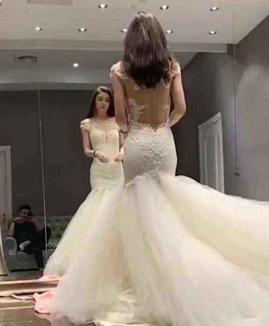 人大跌眼镜|“巨人新娘”身高1.9米,本以为只能看背影,奈何一眼误终生