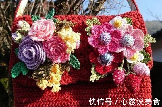 包包$55款超美的钩花包包,只要会钩不同的花,拼缝在一起,就能做出