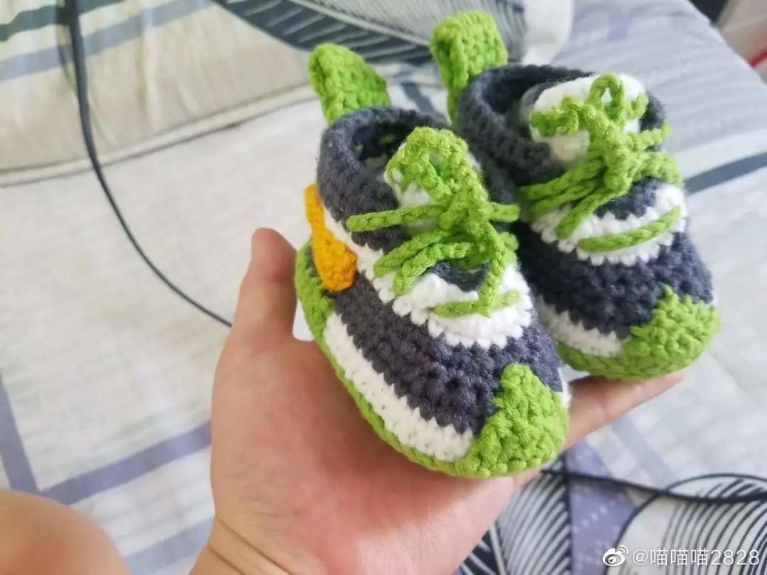 耐克鞋 奶奶为孙子织出14000元奢侈品同款毛衣!网友:无价之宝!