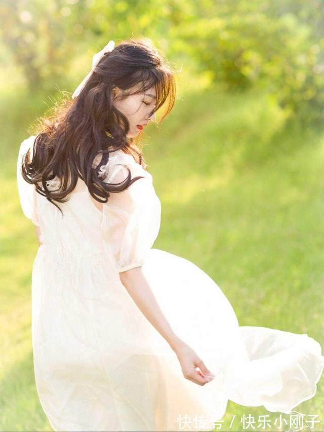 针织开衫 秋季小个子该怎么穿?针织开衫搭配白色半身裙,显得时尚又可爱