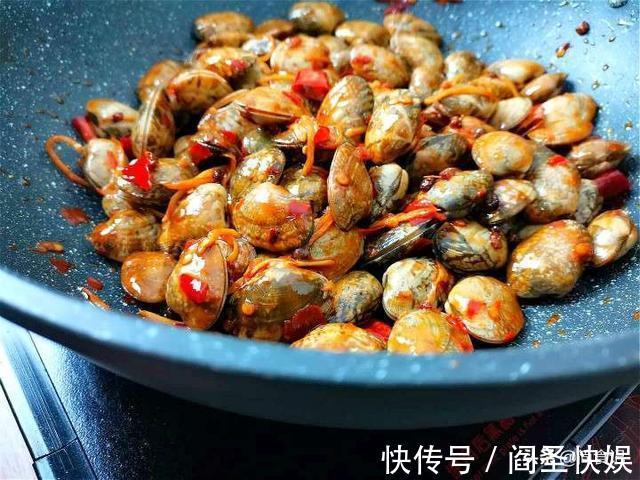 炒花蛤时，有人焯水，有人直接炒，大厨：都不对，教你正确做法