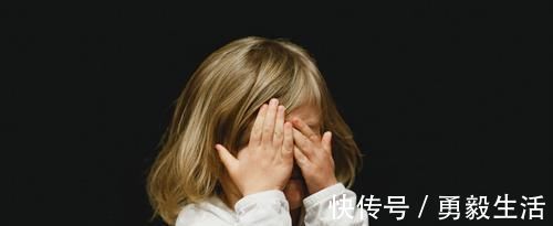 撞见|爸爸为什么趴在妈妈身上两位父母的不同做法,对孩子影响差别大