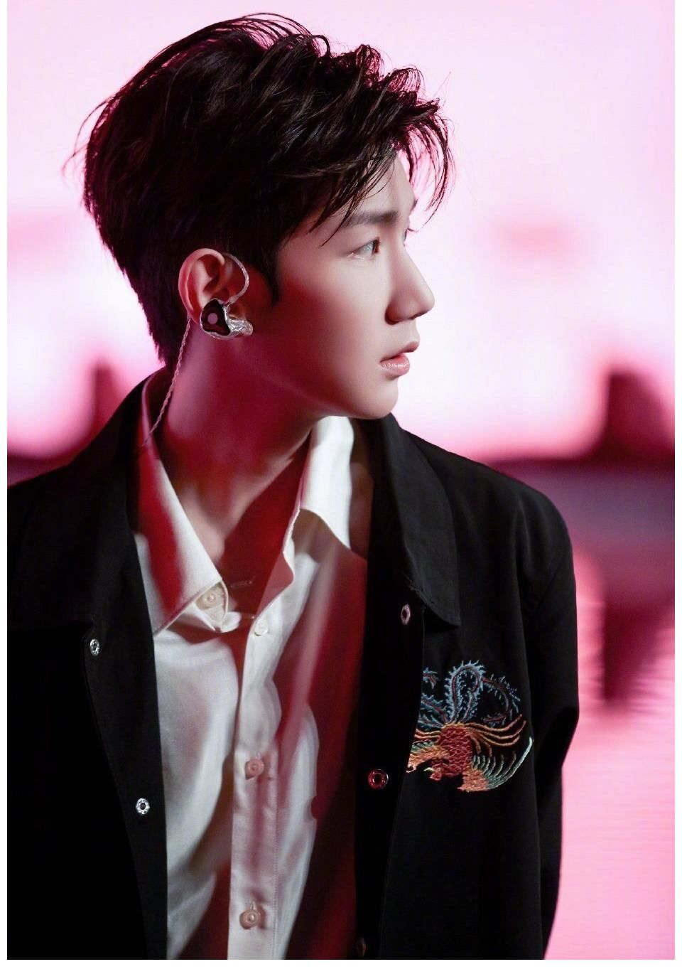 王源沸腾之夜彩排照舞台上闪耀…