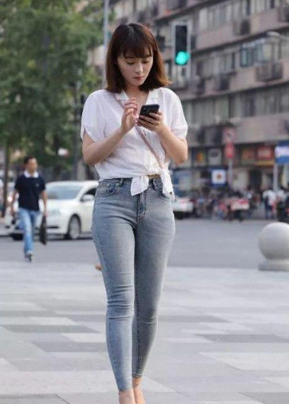 街拍：美女气质乖巧可人，穿着简约，带有几分帅气