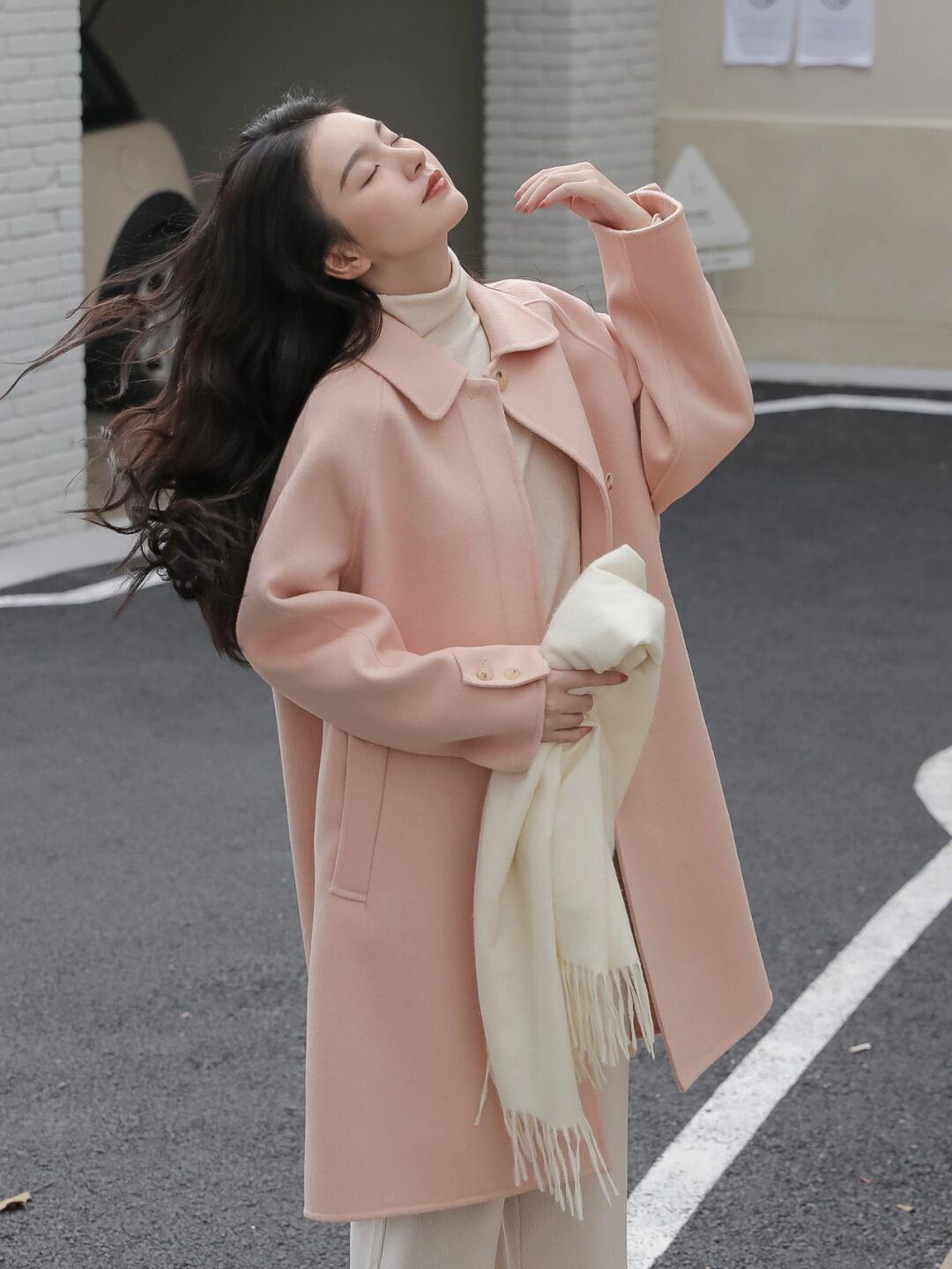 减龄感 女人一定要穿的有品味,4个神仙色大衣分享给你,可以照着搭