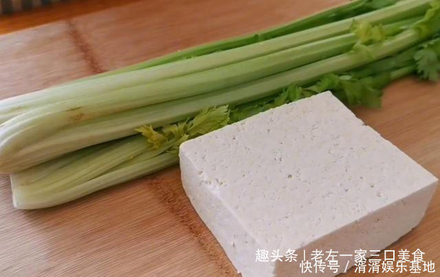 不剩|芹菜别炒着吃了,加一块豆腐,比红烧肉还香,上桌连汤汁都不剩!