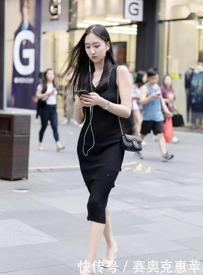 凉快 穿着紧身牛仔裤的小妹妹,展现美丽曲线,清新自然