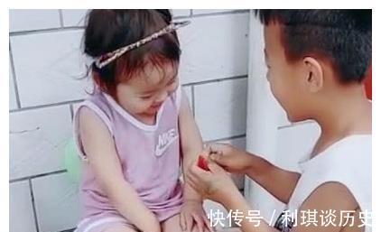 父母|“小暖男哥哥”专业哄妹妹走红,没什么事是“一块糖”搞不定的