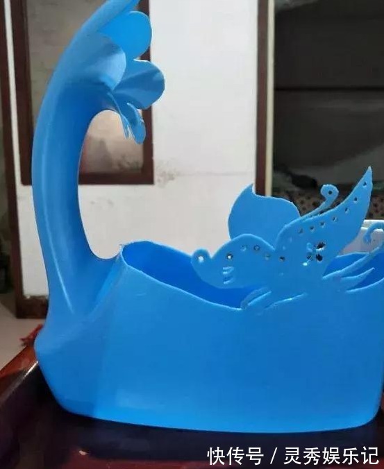 家中用完的“洗衣液桶”别丢了,剪上2刀,秒变养花神器,太美了