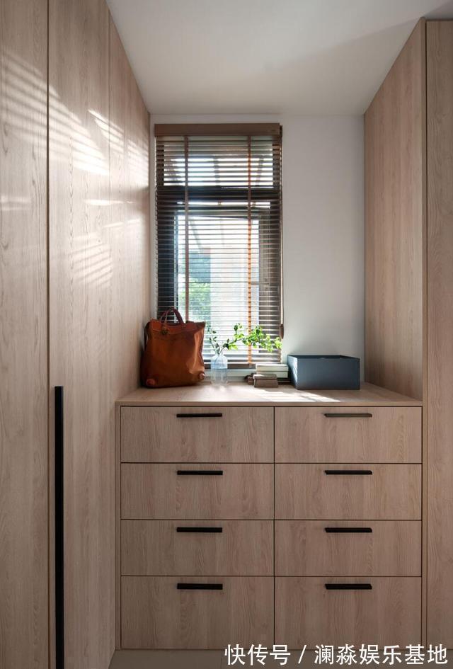 玻璃窗|不设客厅真的很实用?看了她家后,我也想这样装,太温馨了