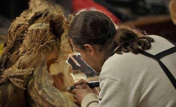 当年雕刻东方雄狮的男子,富商出300万被他拒绝,如今被迫砸手里